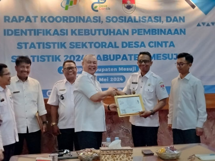 Penyerahan Sertifikat Peserta Lomba Desa Cantik 